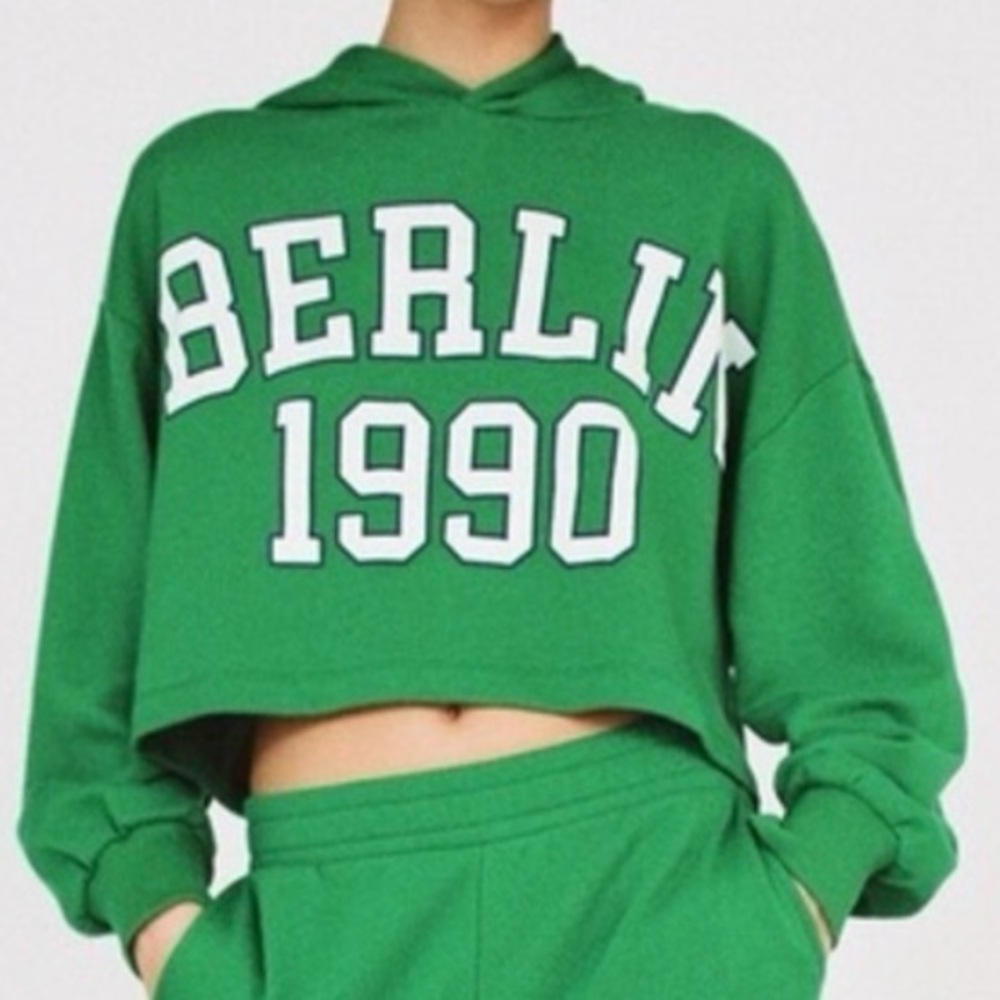 ZARA Green Cropped Hoodie Berlin 1990 Graphic Pullover Sweatshirt Women’s M‎